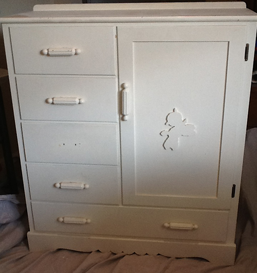 Have an old dresser you don't know what to do with? Check out this vintage kids dresser makeover with a hidden chalkboard inside! UpcycledTreasures.com