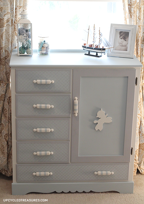 Have an old dresser you don't know what to do with? Check out this vintage kids dresser makeover with a hidden chalkboard inside! UpcycledTreasures.com