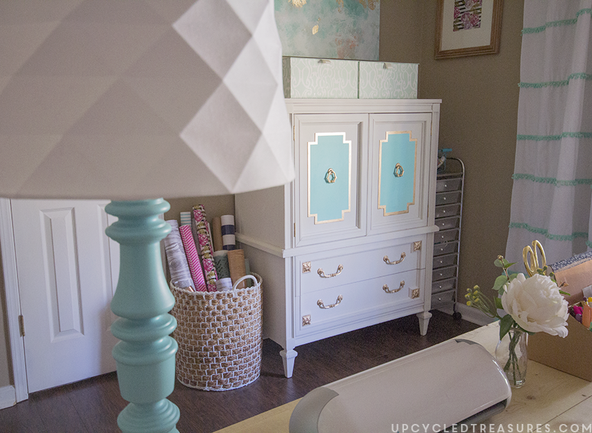 Check out this lamp makeover and see how easy it is to update an old, thrown out lamp into something modern and beautiful! MountainModernLife.com