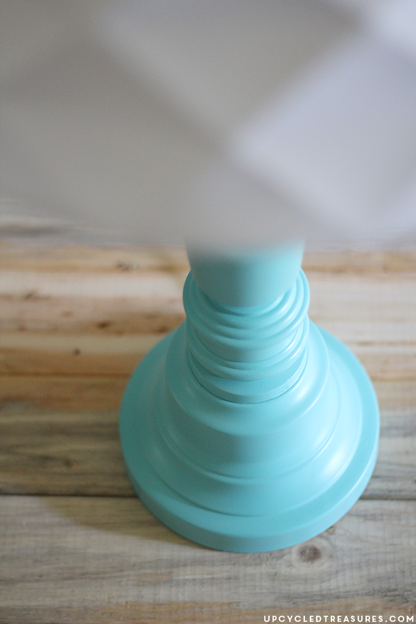 Check out this lamp makeover and see how easy it is to update an old, thrown out lamp into something modern and beautiful! MountainModernLife.com
