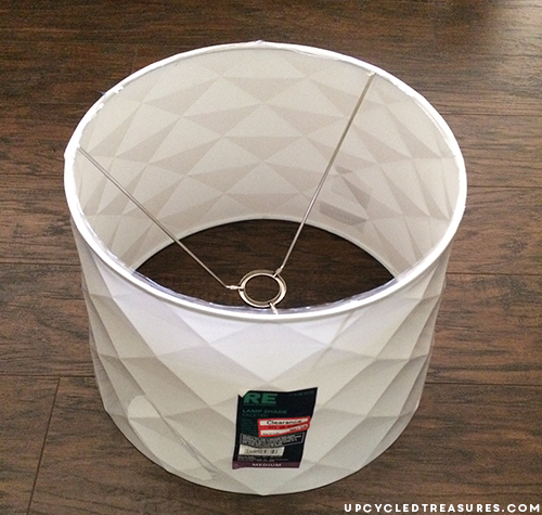 Check out this lamp makeover and see how easy it is to update an old, thrown out lamp into something modern and beautiful! MountainModernLife.com