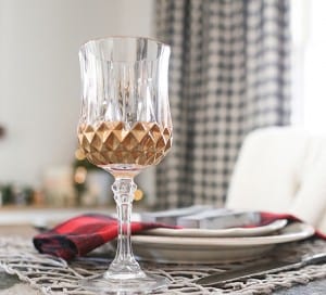 diy-gold-gilded-glasses-new-years-tablesetting-idea-mountainmodernlife.com-550x498