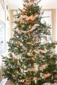 rustic-cozy-christmas-tree-mountainmodernlife-com