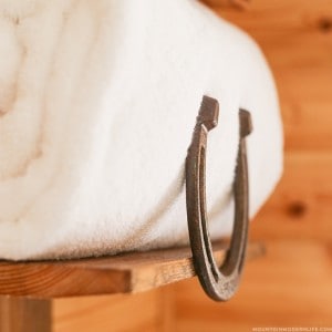 diy-horseshoe-towel-rack-mountainmodernlife-com