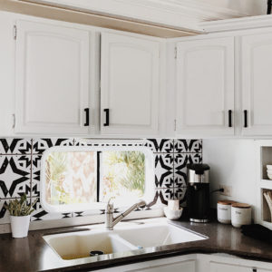 Tour this tiny home that feels more like a cozy cottage than a camper! Photos from CleverFoxMama (Instagram)