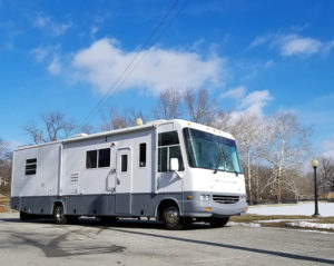 Tour this modern yet cozy renovated RV filled with lots of white, shiplap, and warm wood tones from @WilsonGrandAdventures! Featured on MountainModernLife.com