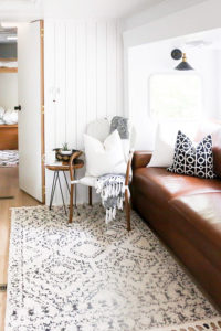 Tour this kid-friendly modern rustic camper remodel from @Joinery&DesignCo! #camperreno #campermakeover #camperremodel #tinyhometour #modernrustic