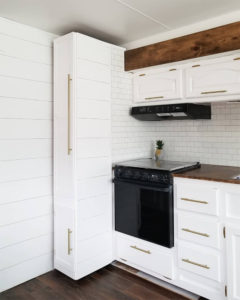 Tour this modern yet cozy renovated RV filled with lots of white, shiplap, and warm wood tones from @WilsonGrandAdventures! Featured on MountainModernLife.com