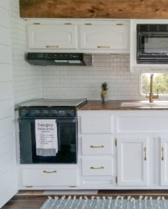 Tour this modern yet cozy renovated RV filled with lots of white, shiplap, and warm wood tones from @WilsonGrandAdventures! Featured on MountainModernLife.com