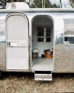 Camper Tour: Meet Magdalene the Airstream (for sale!), a vintage trailer renovated by Steady Streamin’ Cashios! | Featured on MountainModernLife.com