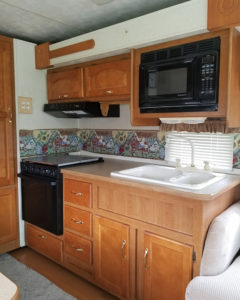 Tour this modern yet cozy renovated RV filled with lots of white, shiplap, and warm wood tones from @WilsonGrandAdventures! Featured on MountainModernLife.com