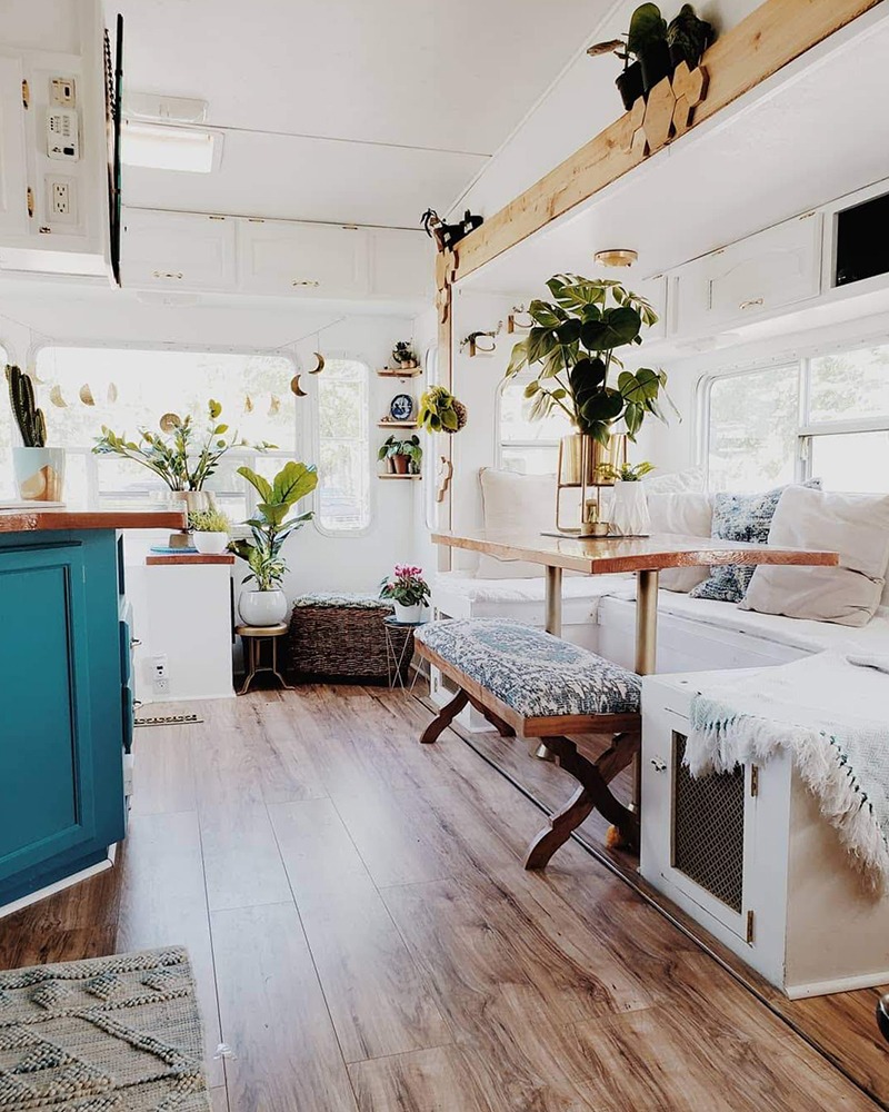 The interior of this bohemian 5th wheel is a botanical wonderland! Featuring @leeannieblivin on mountainmodernlife.com