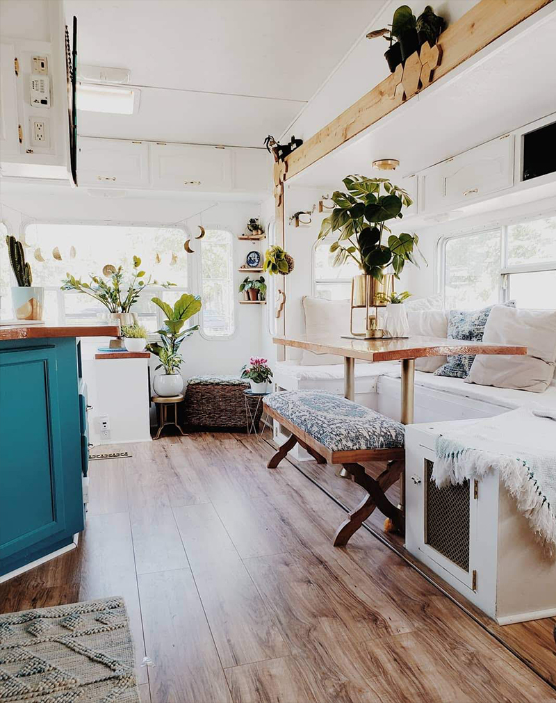 The interior of this bohemian 5th wheel is a botanical wonderland! Featuring @leeannieblivin on mountainmodernlife.com