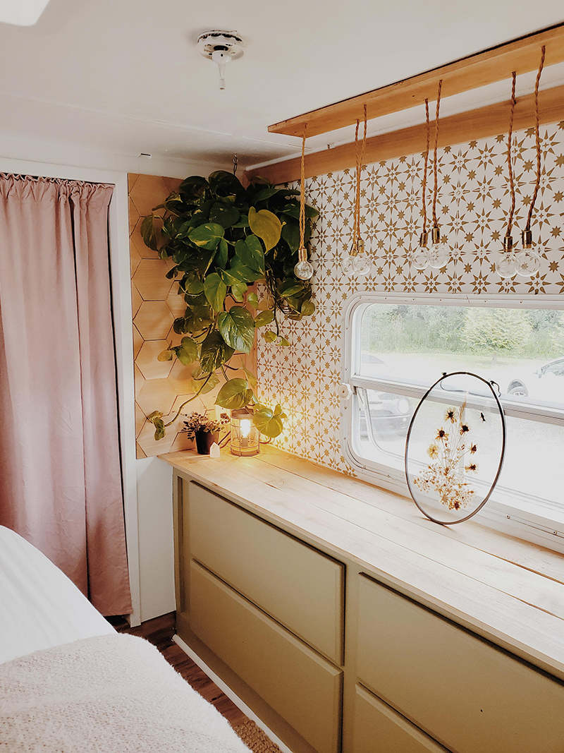 The interior of this bohemian 5th wheel is a botanical wonderland! Featuring @leeannieblivin on mountainmodernlife.com