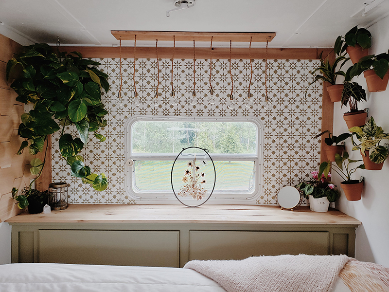 The interior of this bohemian 5th wheel is a botanical wonderland! Featuring @leeannieblivin on mountainmodernlife.com