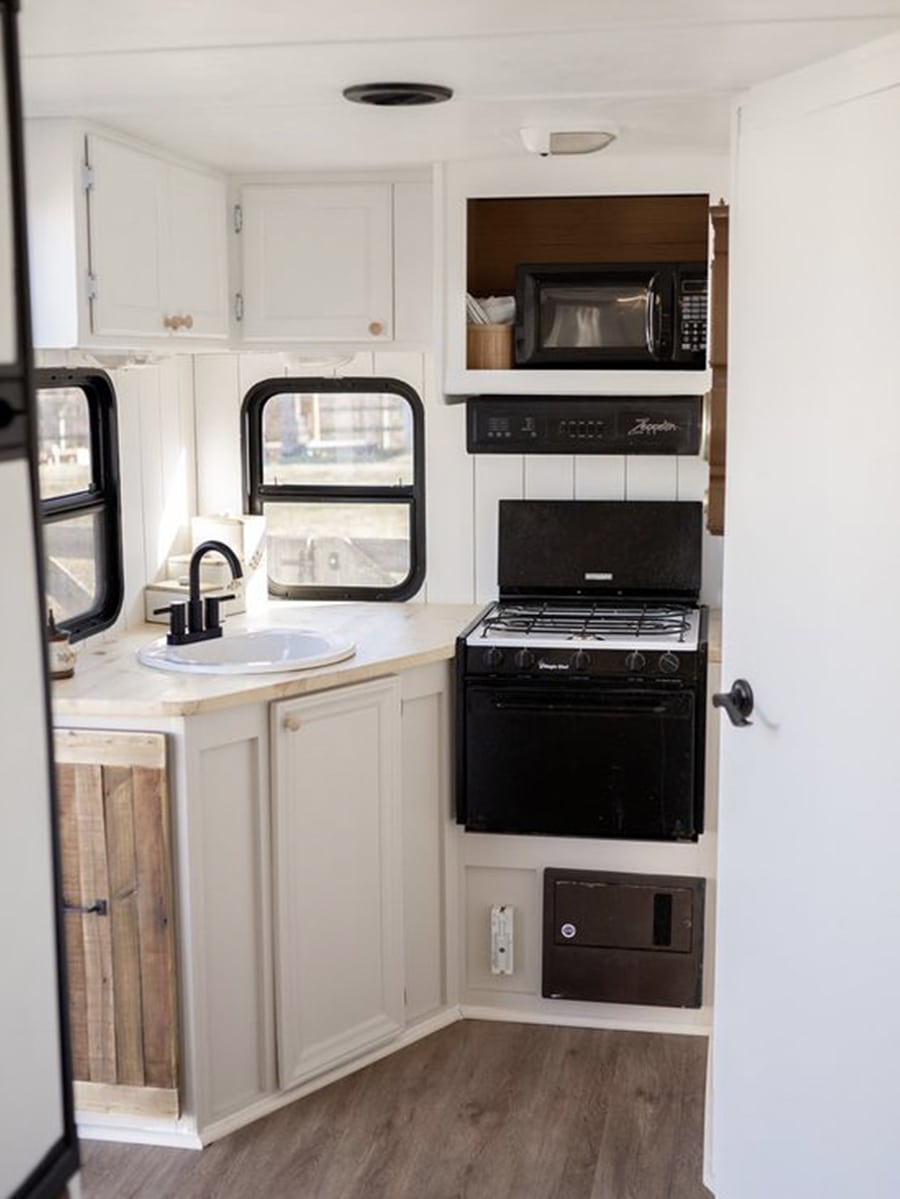 This vintage-country camper renovation has the coziest bed nook