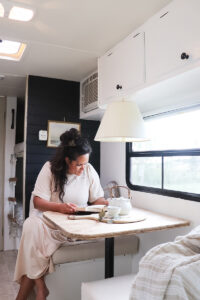 Monica from @_camperhome_