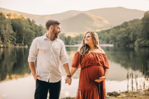 mountain maternity photoshoot at Vogel State Park from Jessica Reeves Photography